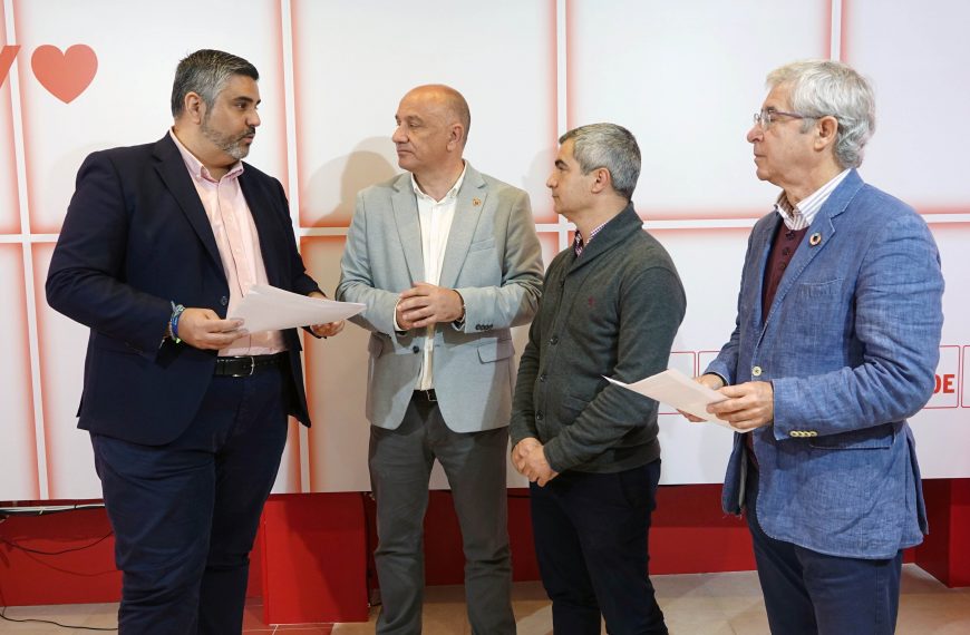 Josele González junto a otros miembros del grupo socialista.