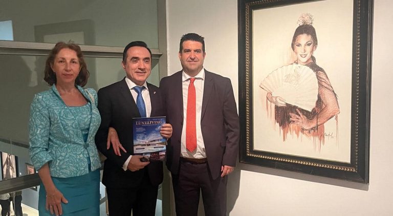 Antonio Montiel junto a una de sus obras.