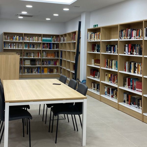 Imagen del interior de la nueva biblioteca en Cuevas Bajas