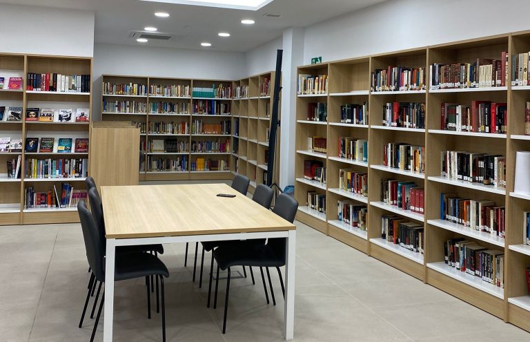 Imagen del interior de la nueva biblioteca en Cuevas Bajas
