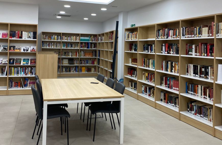 Imagen del interior de la nueva biblioteca en Cuevas Bajas