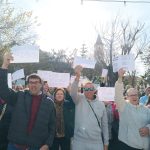 Los vecinos durante la concentración.