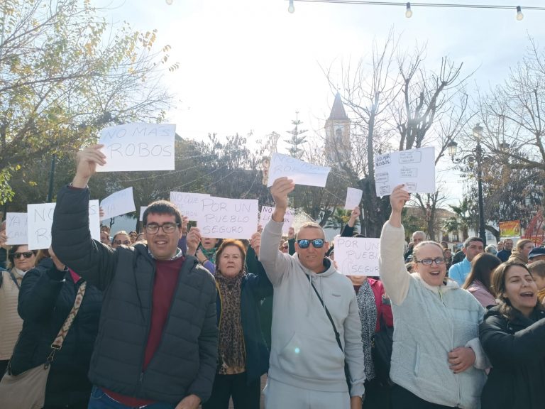 Los vecinos durante la concentración.