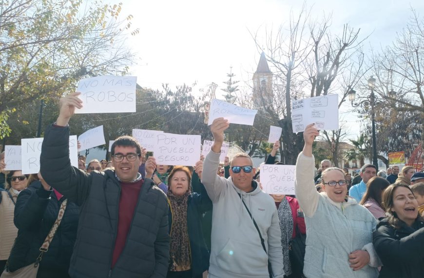 Los vecinos durante la concentración.