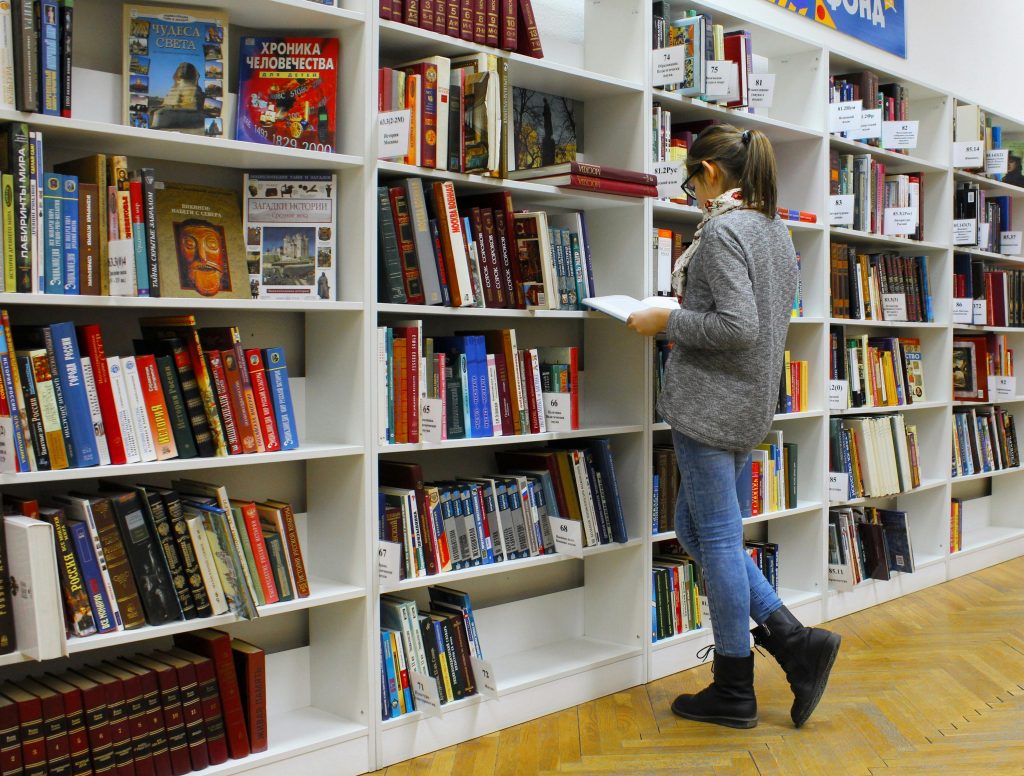 Estudiante en biblioteca.