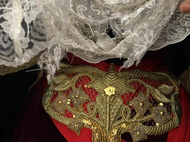 Detalle del roto del encaje de la imagen. Foto RRSS Hermandad Veracruz Sierra de Yeguas