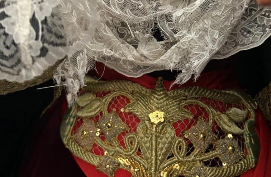 Detalle del roto del encaje de la imagen. Foto RRSS Hermandad Veracruz Sierra de Yeguas