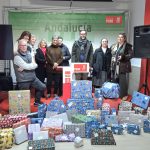 El Grupo Municipal Socialista posa delante de los juguetes recogidos.