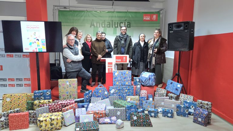 El Grupo Municipal Socialista posa delante de los juguetes recogidos.