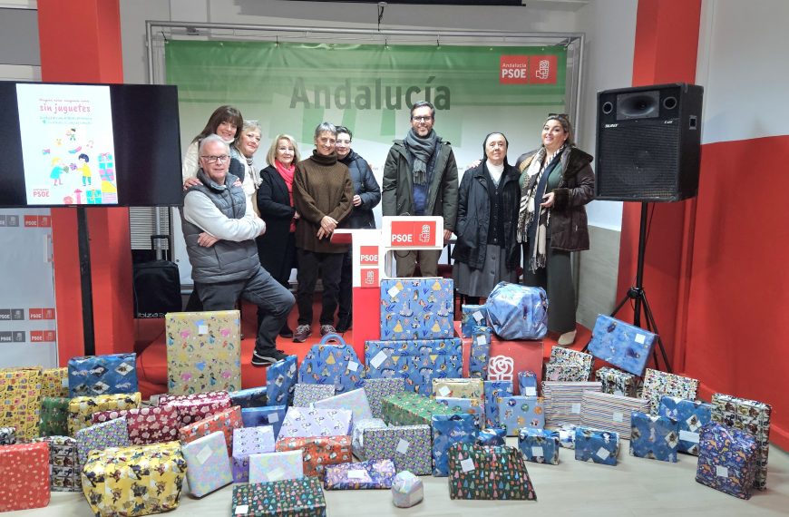 El Grupo Municipal Socialista posa delante de los juguetes recogidos.