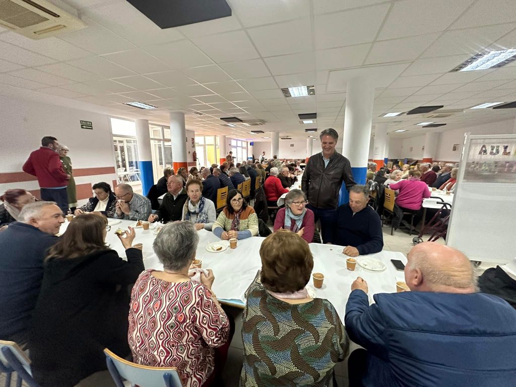 El alcalde de Mollina en la tradicional merienda con los mayores.