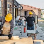 Trabajadores albañiles en una obra.