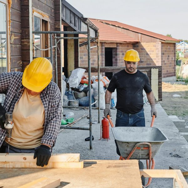 Trabajadores albañiles en una obra.
