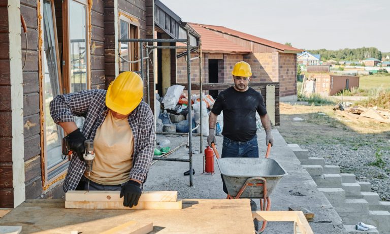 Trabajadores albañiles en una obra.