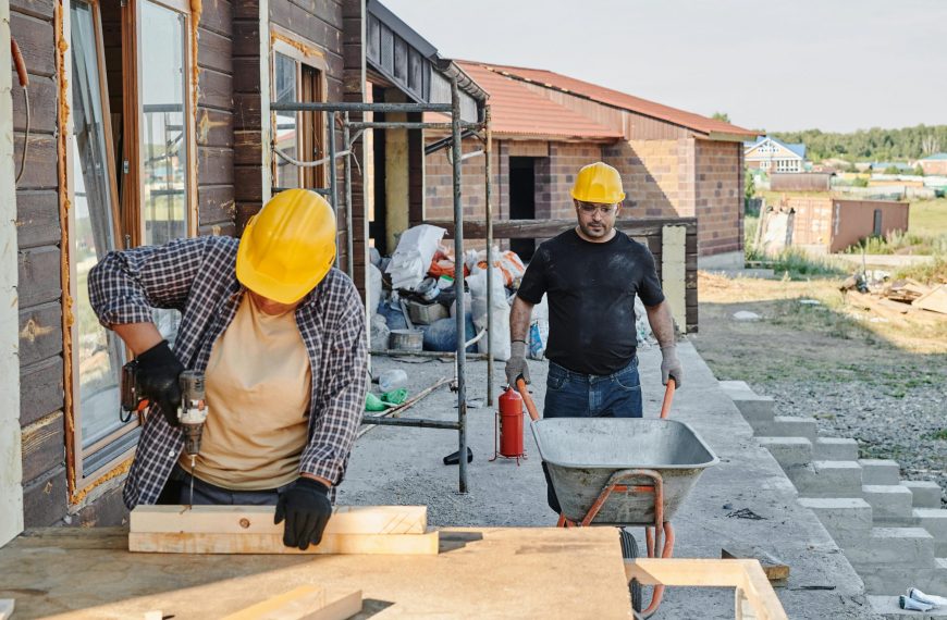 Trabajadores albañiles en una obra.