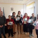 Juan José Lara, concejal de Educación, Cultura Festejos y Turismo del Ayuntamiento de Cuevas Bajas junto a las premiadas