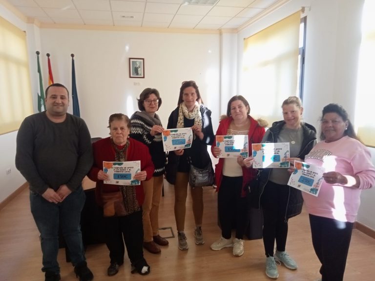Juan José Lara, concejal de Educación, Cultura Festejos y Turismo del Ayuntamiento de Cuevas Bajas junto a las premiadas