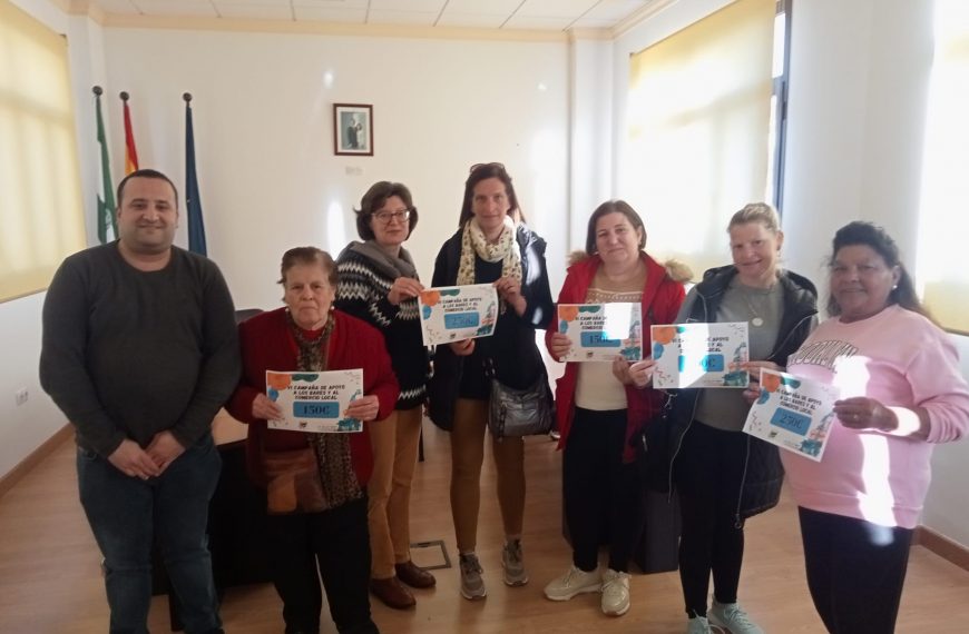 Juan José Lara, concejal de Educación, Cultura Festejos y Turismo del Ayuntamiento de Cuevas Bajas junto a las premiadas