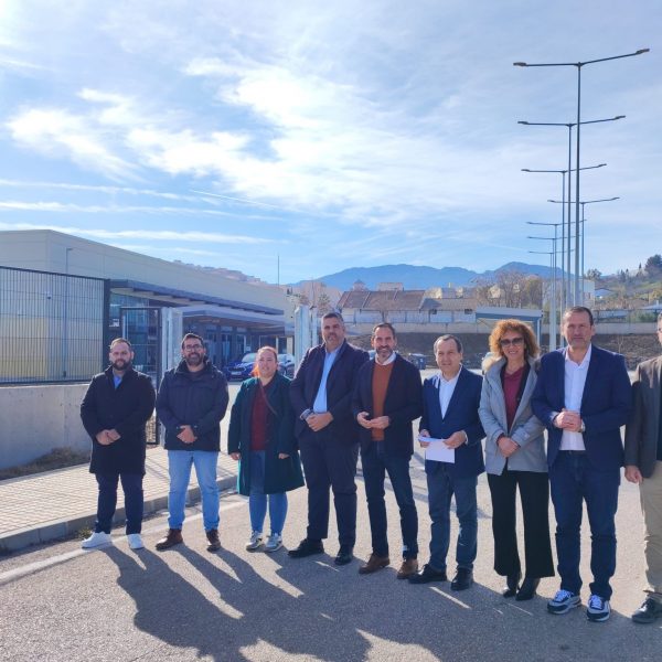 Representantes del PSOE en la estación de Antequera.
