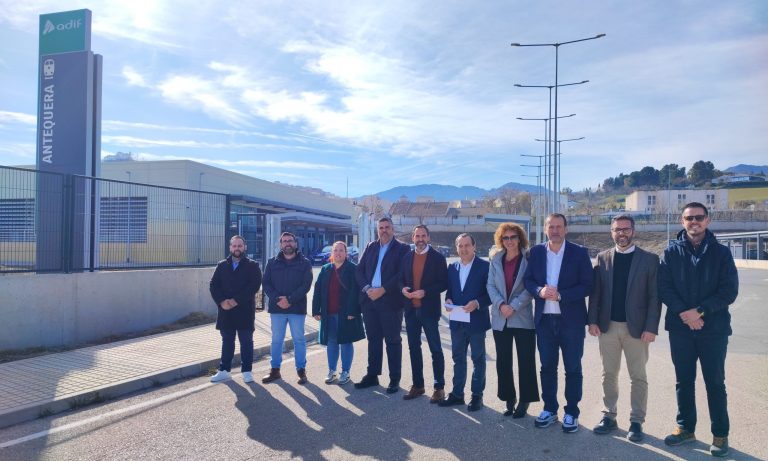 Representantes del PSOE en la estación de Antequera.