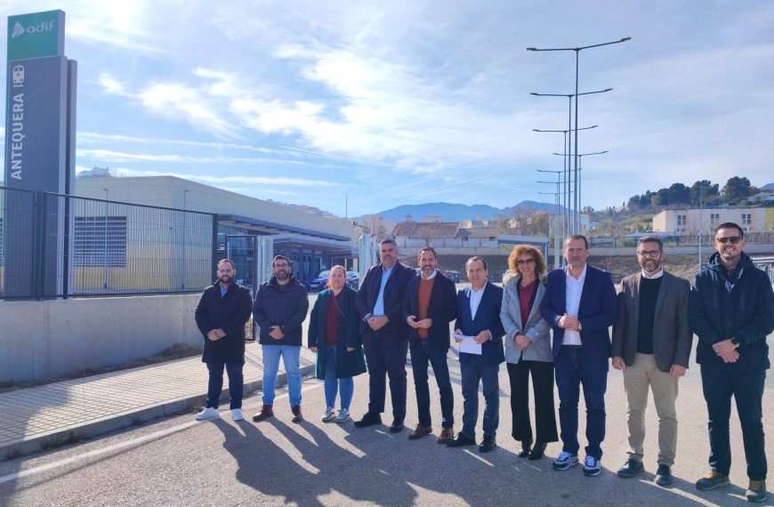Representantes del PSOE en la estación de Antequera.