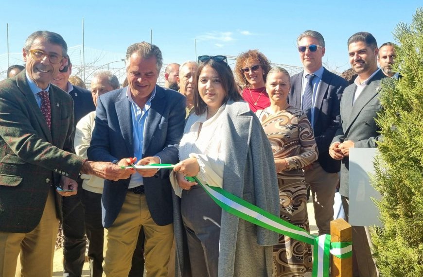 Auxi Gámez, alcaldesa de Humilladero, en el momento de la inauguración.