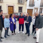 Grupo de vecinos de las calles afectas junto a representantes del PSOE.