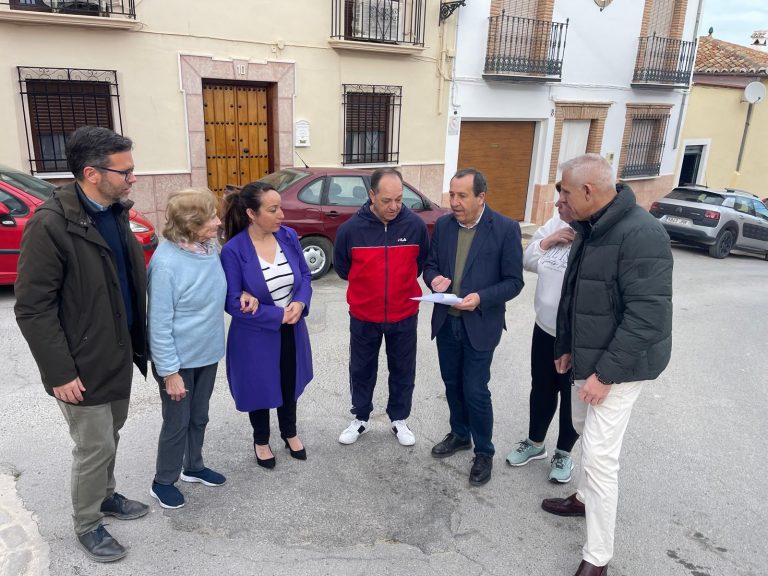 Grupo de vecinos de las calles afectas junto a representantes del PSOE.