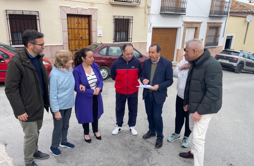 Grupo de vecinos de las calles afectas junto a representantes del PSOE.