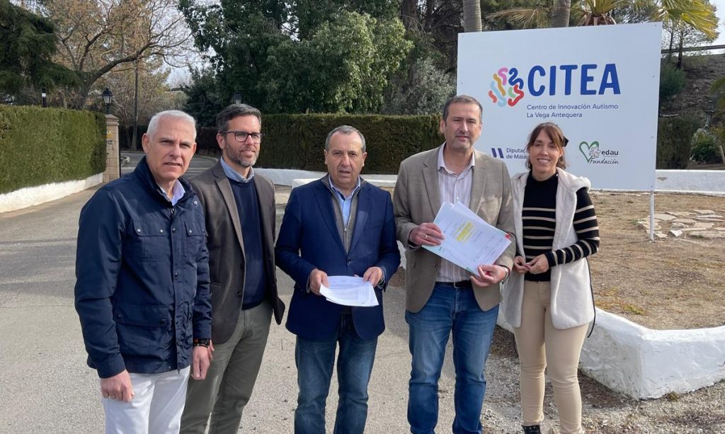 Representantes del PSOE en la puerta de las instalaciones.