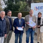 Representantes del PSOE en la puerta de las instalaciones.