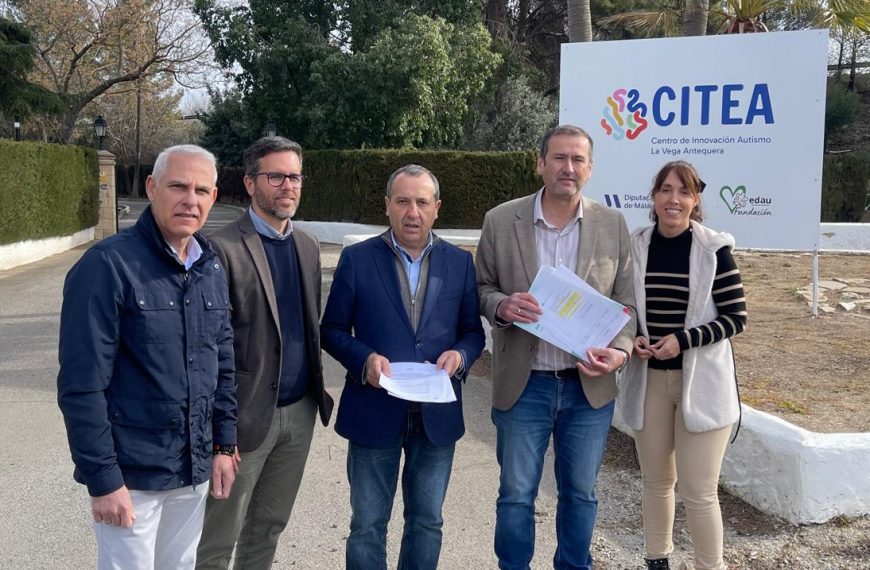 Representantes del PSOE en la puerta de las instalaciones.