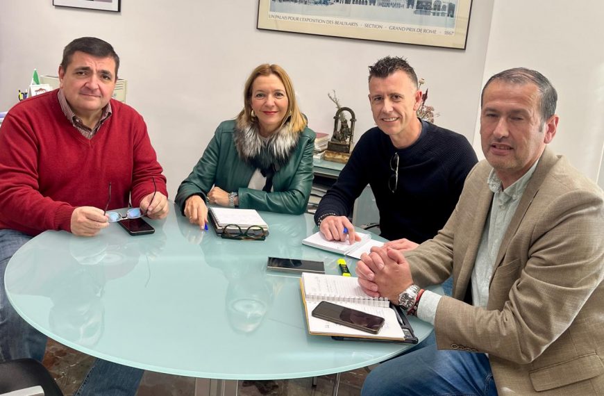 Manuel Lara, José María Molina y María Rosa Morales en un momento de la reunión.