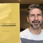 El autor con su libro.