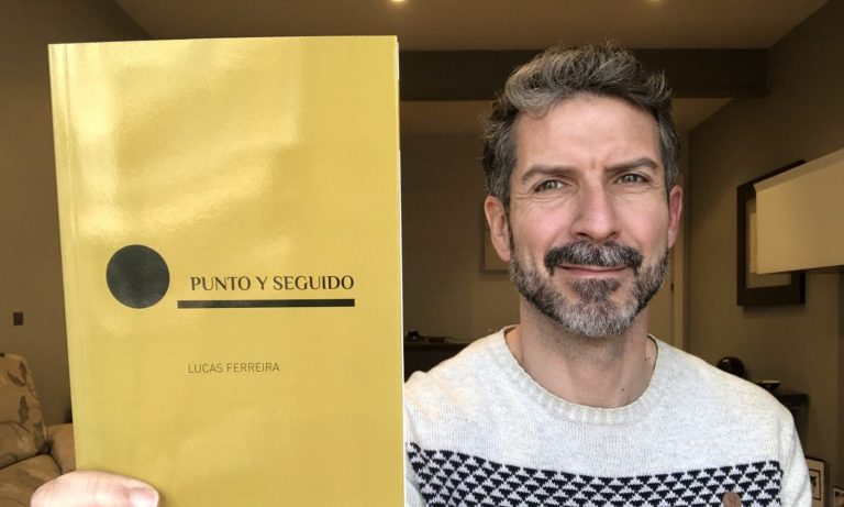 El autor con su libro.