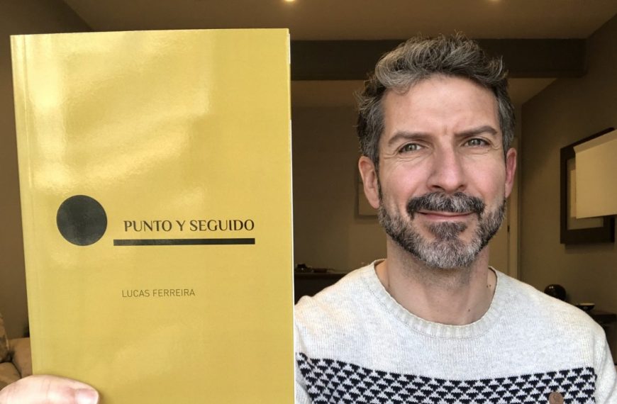 El autor con su libro.