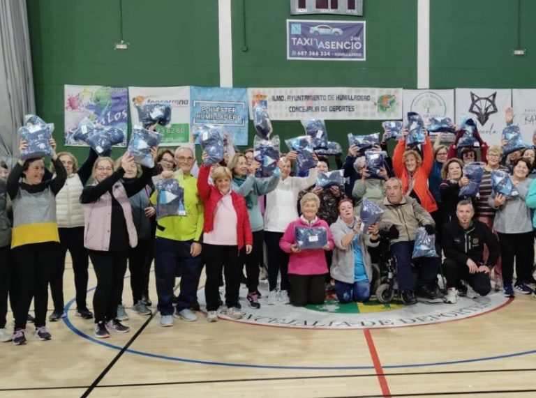 Humilladero apuesta por el deporte: entrega de chándales a las usuarias de gimnasia