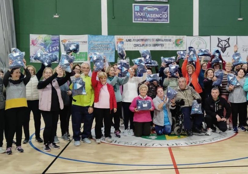 Humilladero apuesta por el deporte: entrega de chándales a las usuarias de gimnasia