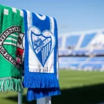 Las bufandas de ambos clubes en el estadio de la Rosaleda.