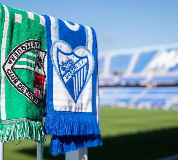 Las bufandas de ambos clubes en el estadio de la Rosaleda.