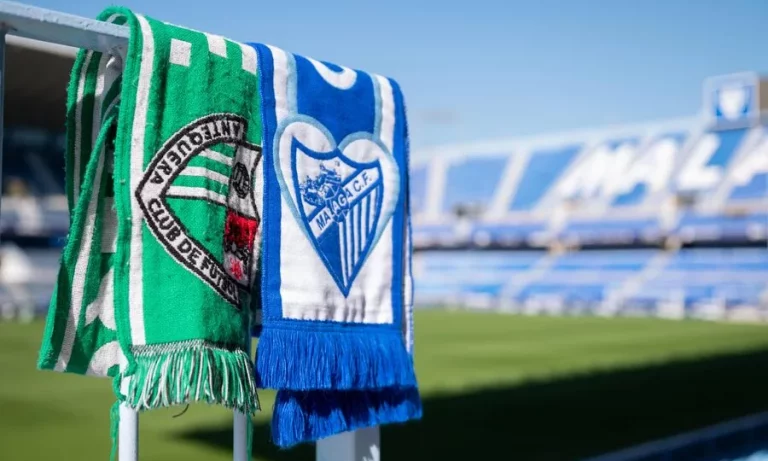 Las bufandas de ambos clubes en el estadio de la Rosaleda.