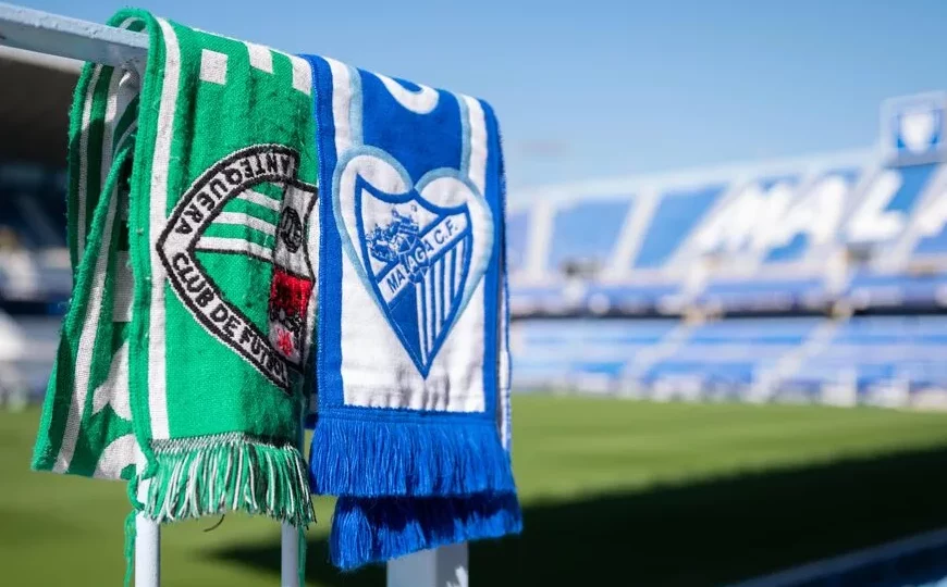 Las bufandas de ambos clubes en el estadio de la Rosaleda.
