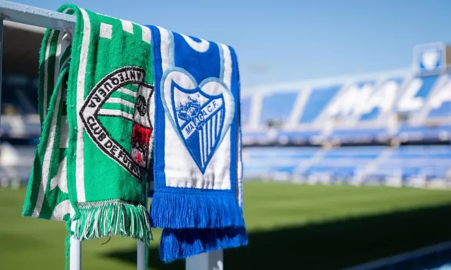 Las bufandas de ambos clubes en el estadio de la Rosaleda.