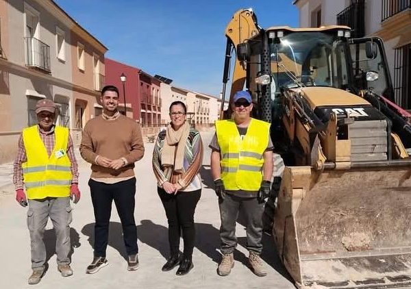 El alcalde Siro Pachón visita la obra junto a Yolanda González, teniente de alcalde.