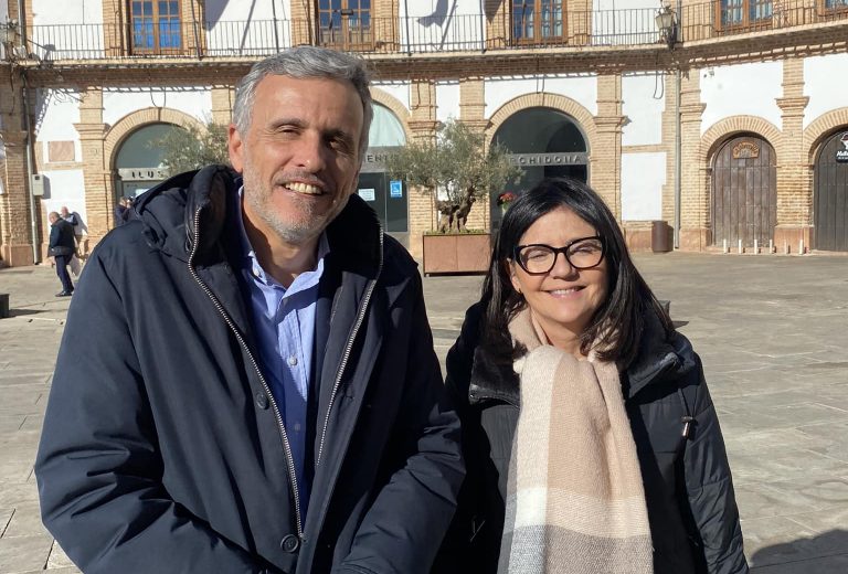 La portavoz del Grupo Municipal Socialista, Mercedes Montero, y el Diputado Nacional, Ignacio López en Archidona.