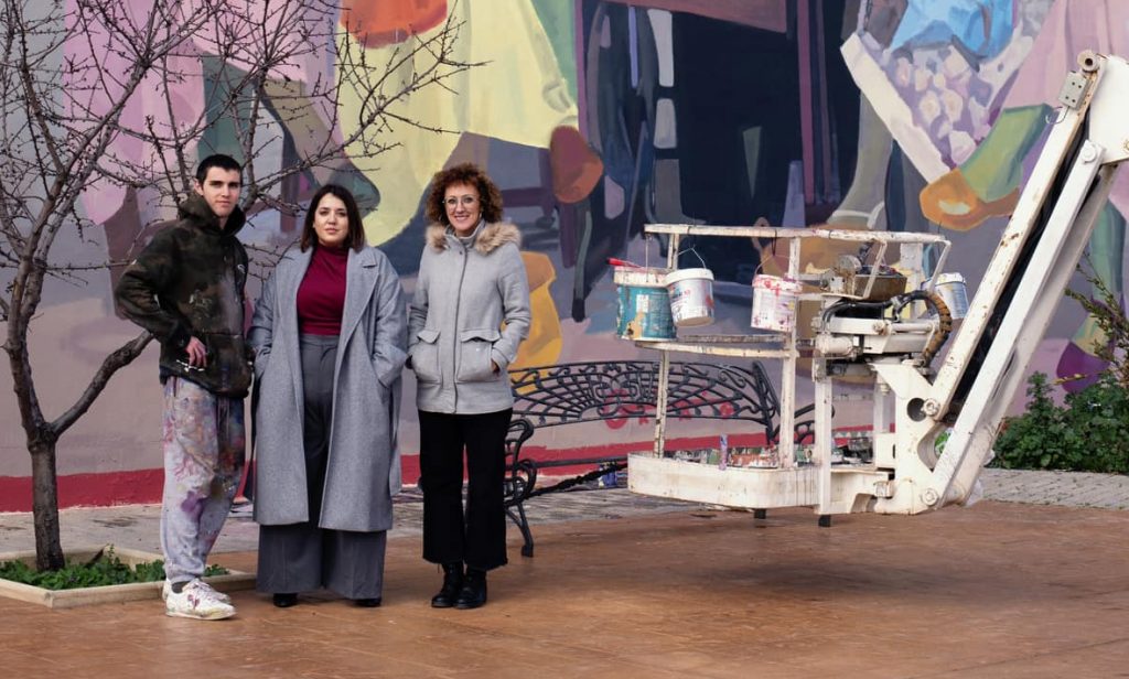 Manuel Moreno Guirado junto a Auxi Gámez, alcaldesa de Humilladero y Teresa, vecina que ha cedido su fachada para hacer posible la obra.