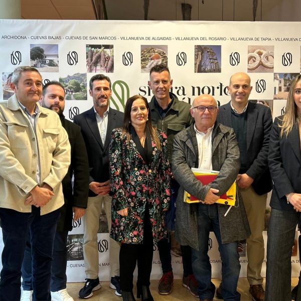 Foto de familia de los participantes.