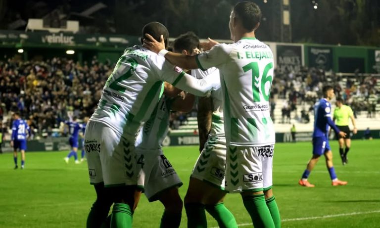 El Antequera busca su tercera victoria seguida y soñar con el liderato ante un Yeclano en apuros