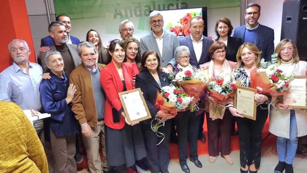 Josele Aguilar y otros miembros del PSOE de Antequera junto a las premiadas.
