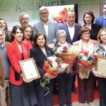 Josele Aguilar y otros miembros del PSOE de Antequera junto a las premiadas.